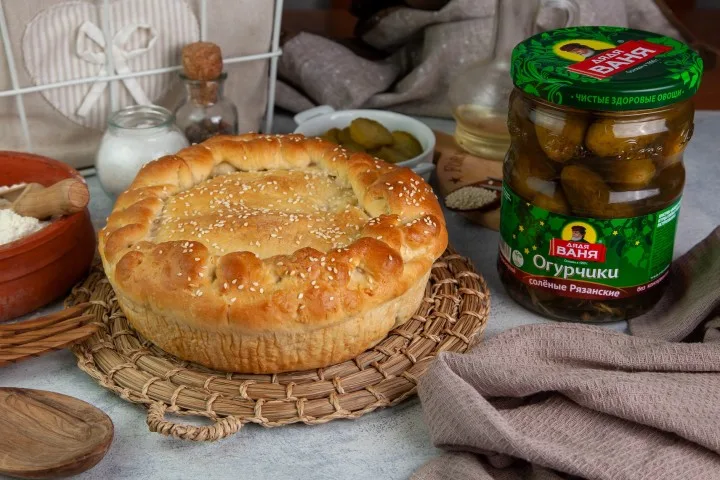 Пирог с солёными огурчиками
